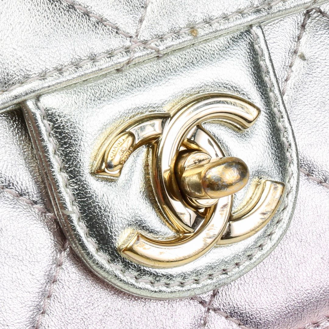 CHANEL Umhängetasche „Like A Wallet“ aus metallischem Lammleder – Pink OUTLET FINAL SALE