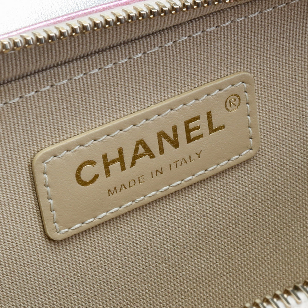 CHANEL Umhängetasche „Like A Wallet“ aus metallischem Lammleder – Pink OUTLET FINAL SALE