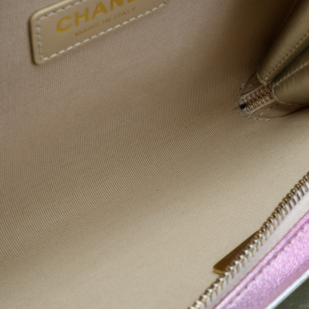 CHANEL Umhängetasche „Like A Wallet“ aus metallischem Lammleder – Pink OUTLET FINAL SALE