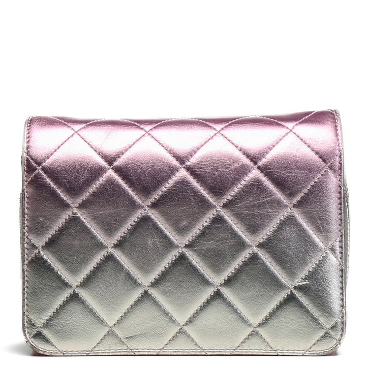 CHANEL Umhängetasche „Like A Wallet“ aus metallischem Lammleder – Pink OUTLET FINAL SALE