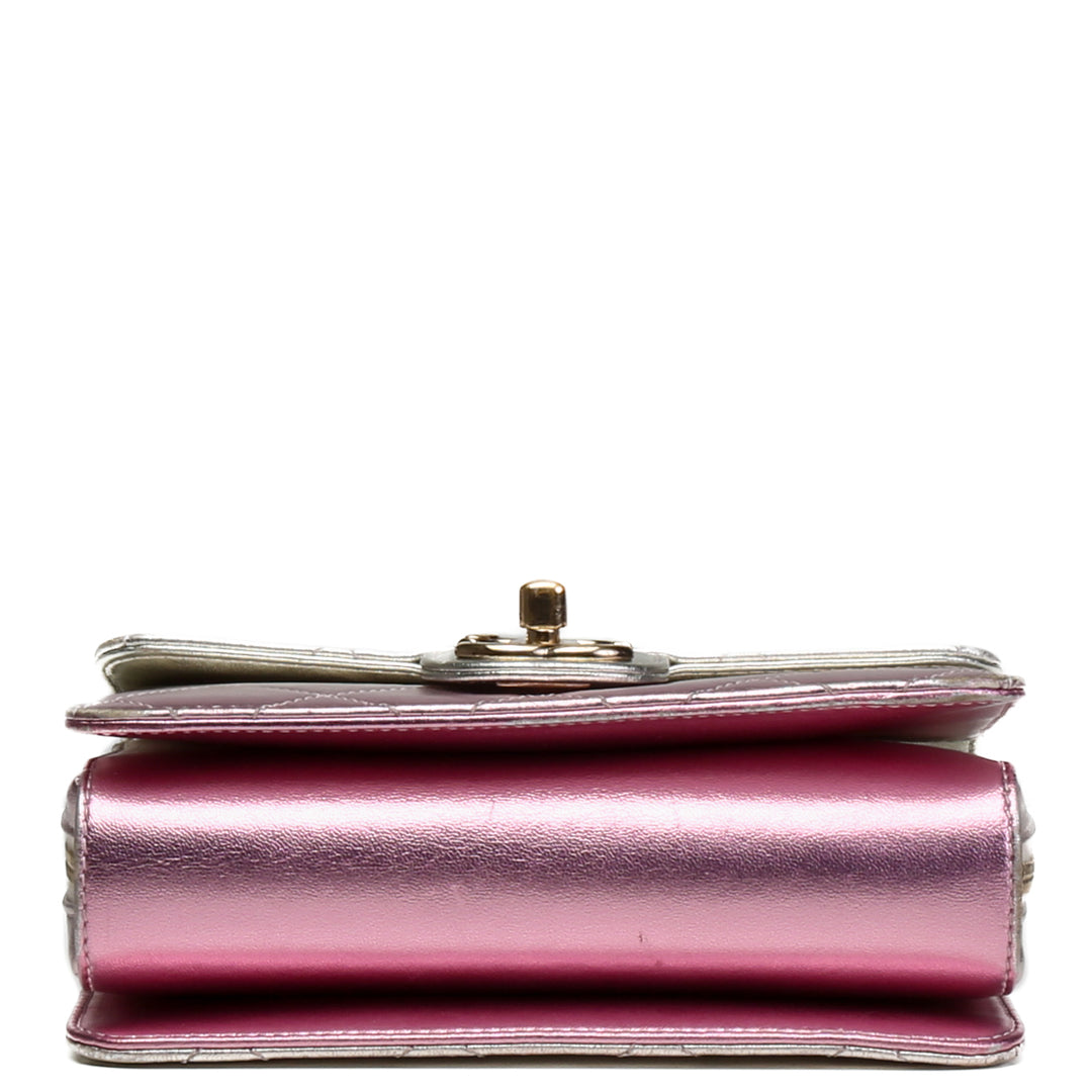 CHANEL Umhängetasche „Like A Wallet“ aus metallischem Lammleder – Pink OUTLET FINAL SALE