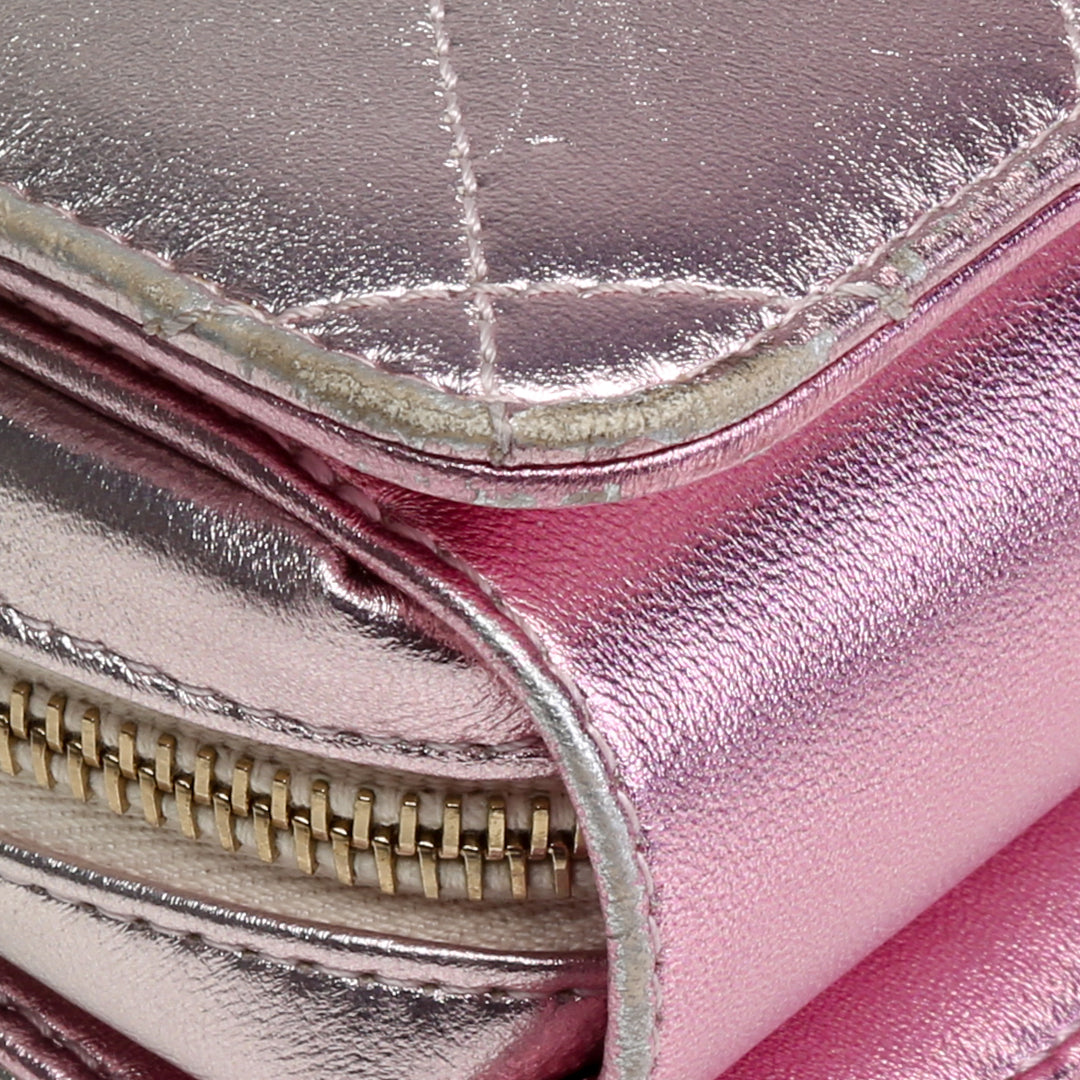 CHANEL Umhängetasche „Like A Wallet“ aus metallischem Lammleder – Pink OUTLET FINAL SALE