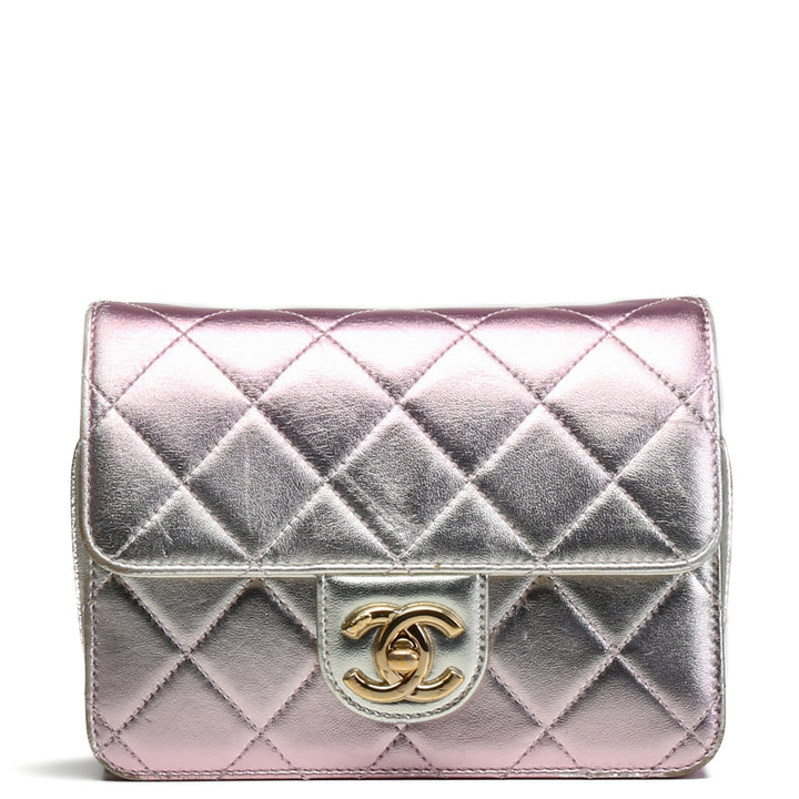 CHANEL Umhängetasche „Like A Wallet“ aus metallischem Lammleder – Pink OUTLET FINAL SALE