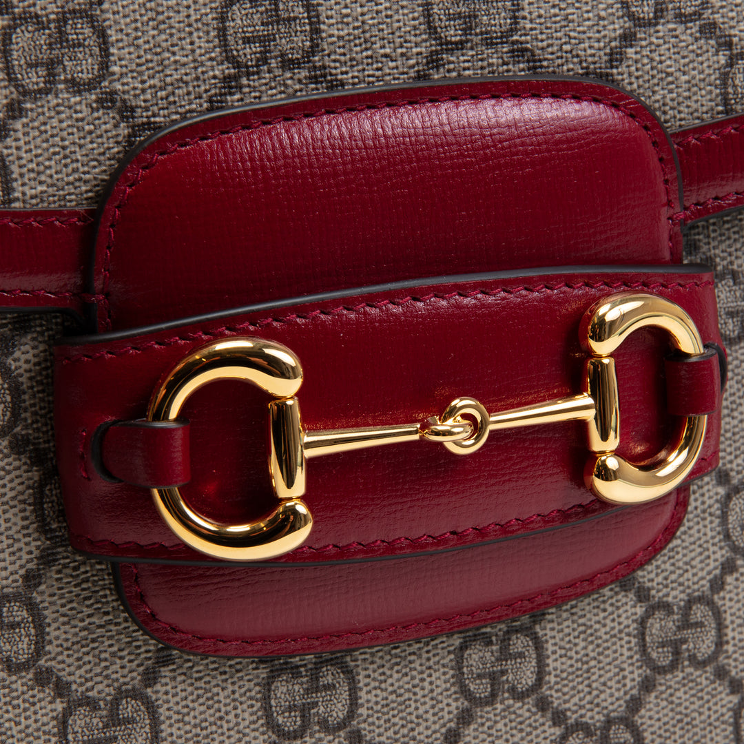 GUCCI Horsebit 1955 Kleine Umhängetasche GG Supreme mit Rot