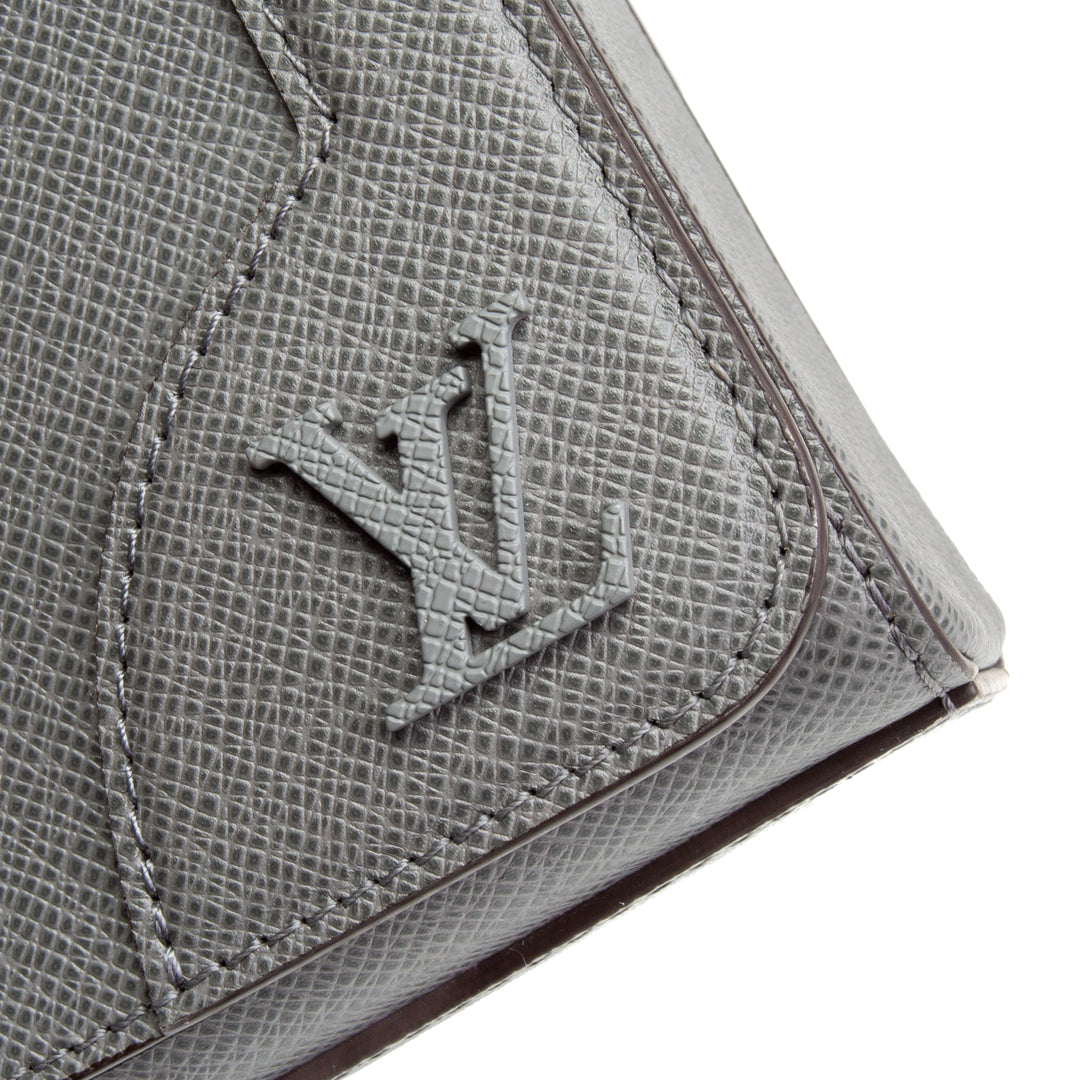 LOUIS VUITTON Taiga New Flap Messenger - Gris