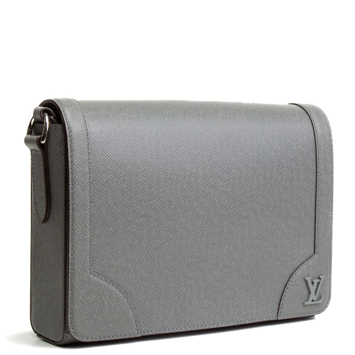 LOUIS VUITTON Taiga New Flap Messenger - Gris